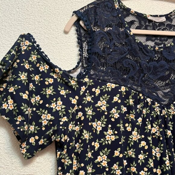 ChicSoul Womens Cold shoulder Top with Flutter Sleeves, Plus Size 3X - Picture 4 of 5